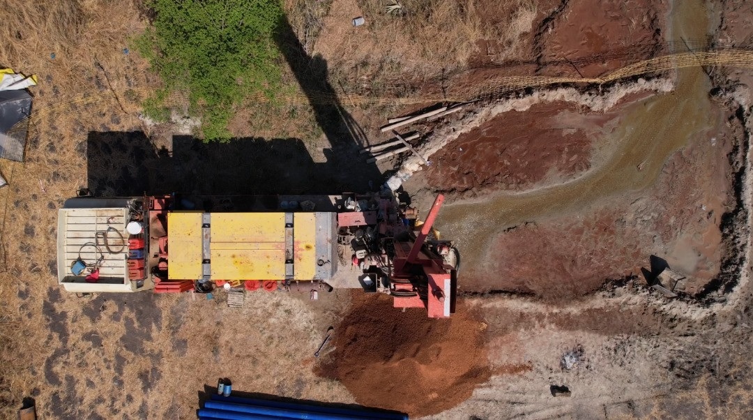 <p>Uchimbaji wa kisima eneo la Mtamaa kupitia Mradi wa Maji wa Miji 28.</p>